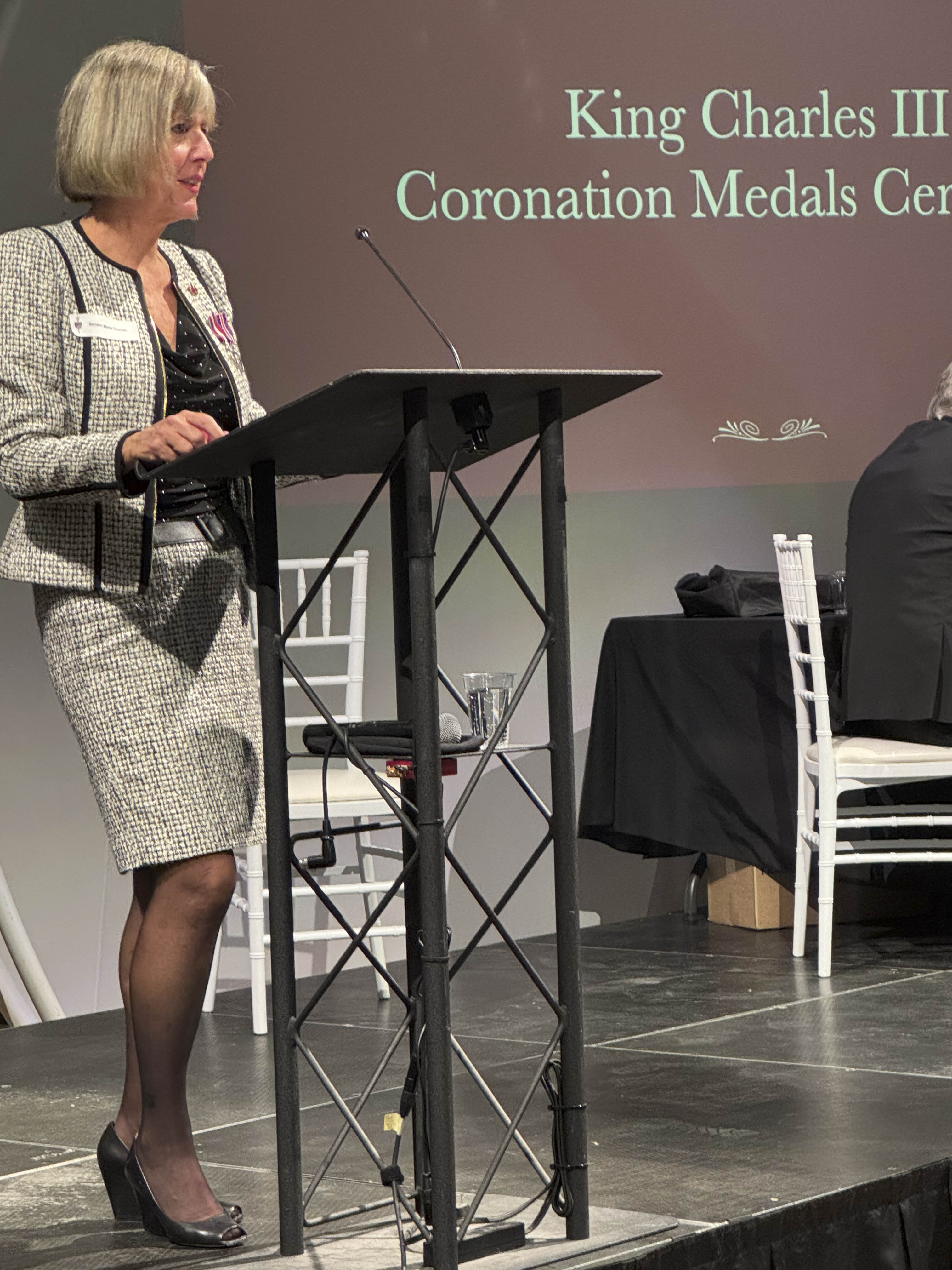 Le mardi 17 décembre 2024 – La sénatrice Marty Deacon; cérémonie de remise des Médailles du couronnement du roi Charles III pour la région de Kitchener-Waterloo; THEMUSEUM, Waterloo, Ontario.