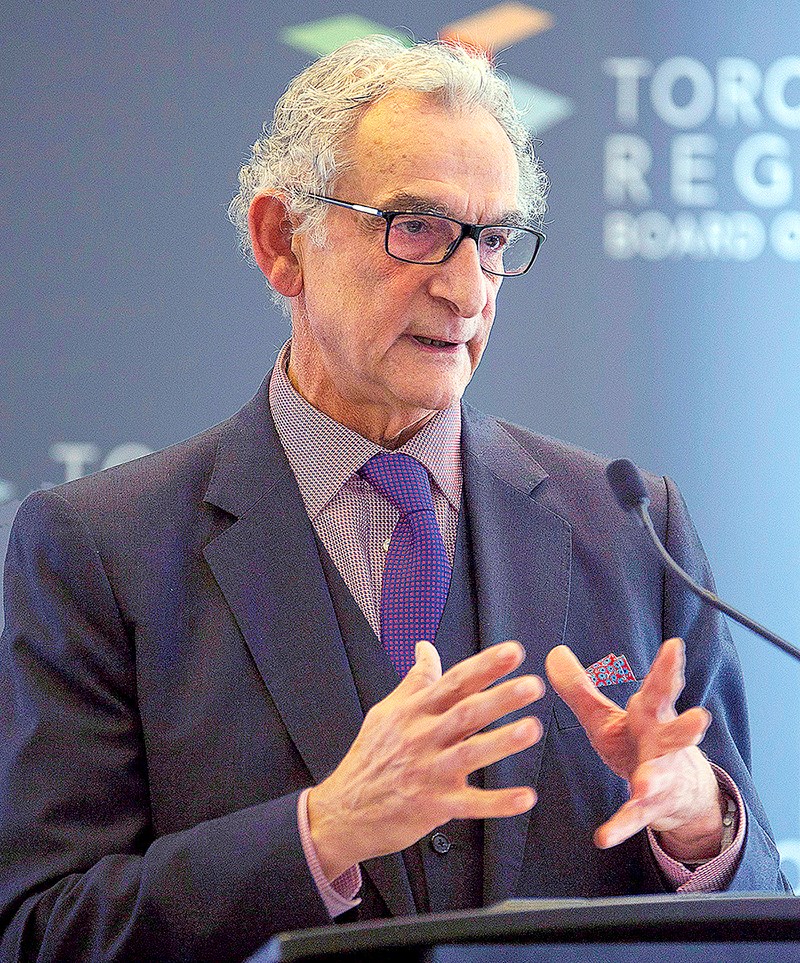 Le sénateur Wetston s’adresse au Toronto Region Board of Trade le 27 mars 2014, dans son ancien rôle de président et directeur général de la Commission des valeurs mobilières de l’Ontario. (Crédit photo : Frank Gunn/The Canadian Press)