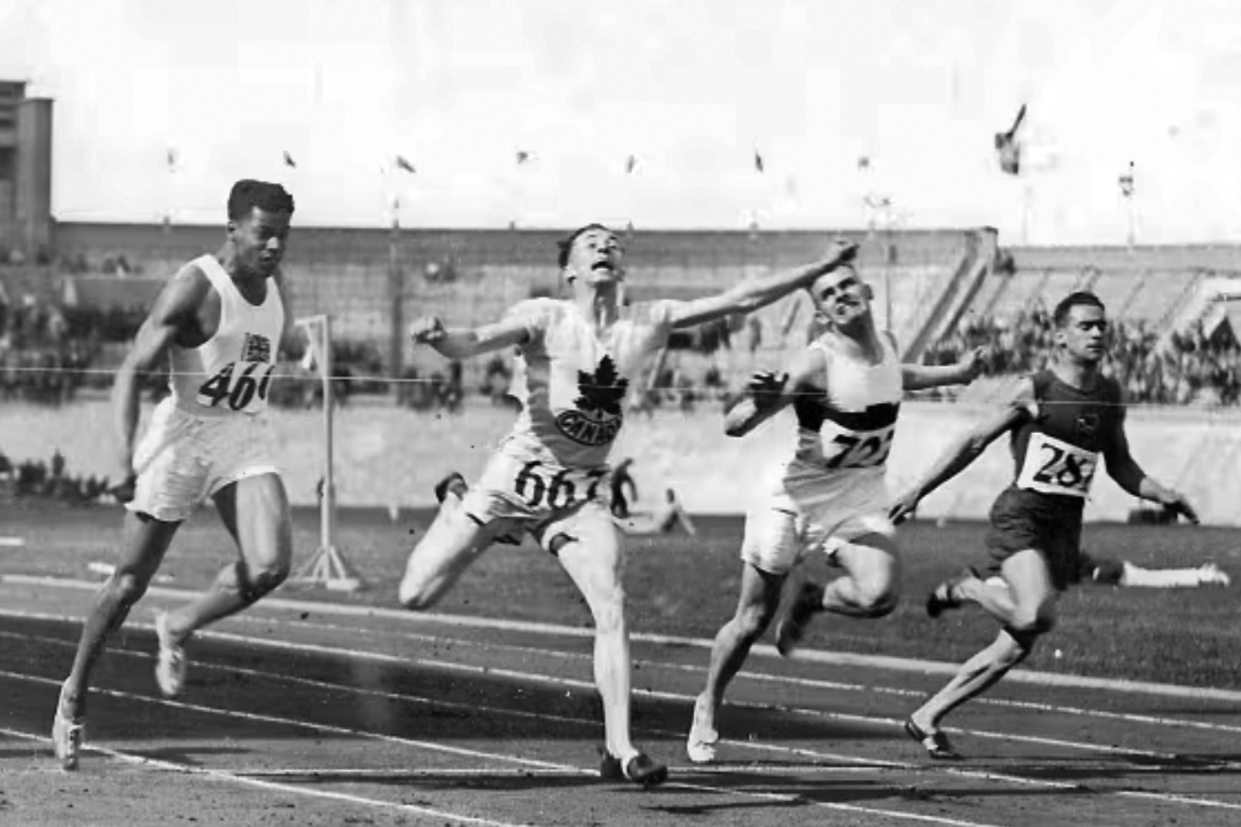 Les athlètes canadiens arboraient la feuille d’érable dans les compétitions internationales depuis le début des années 1900. Ici, le sprinter vancouvérois Percy Williams remporte l’or au 100 mètres lors des Jeux olympiques de 1928. (Crédit photo : Bibliothèque du Congrès des États-Unis)