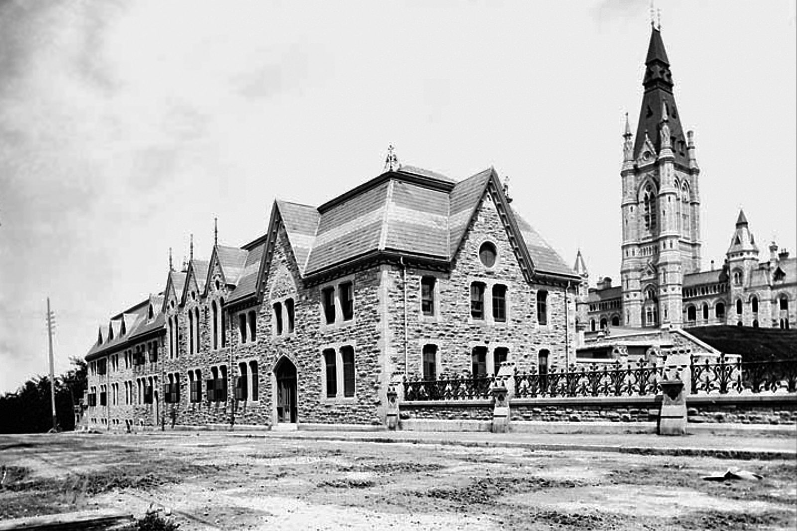 In 1882, the court moved to its own small two-storey building — a former stable — at the western end of Parliament Hill. The building was demolished in the 1950s to make way for parking. (Photo credit: Library and Archives Canada)