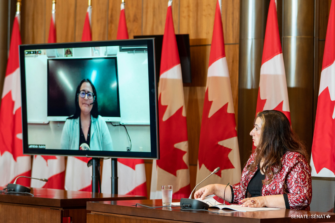 Les sénatrices Salma Ataullahjan et Michèle Audette prononcent quelques remarques lors de la conférence de presse du Comité sénatorial des droits de la personne.